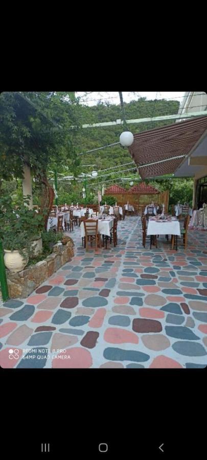 Manoleas Rooms To Let เลโอนีดีออน ภายนอก รูปภาพ