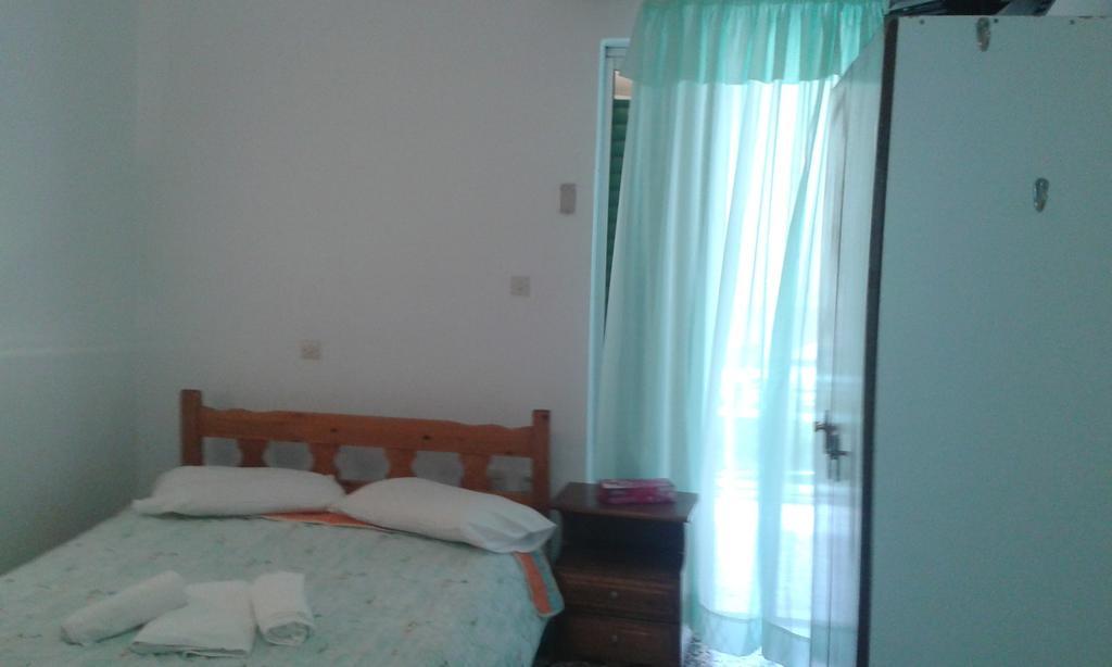 Manoleas Rooms To Let เลโอนีดีออน ห้อง รูปภาพ