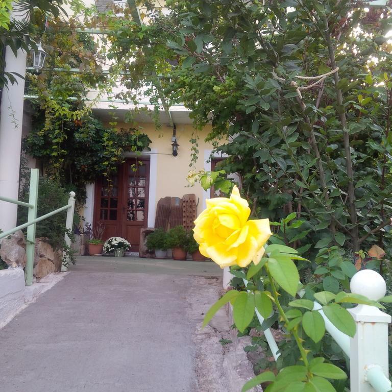 Manoleas Rooms To Let เลโอนีดีออน ภายนอก รูปภาพ