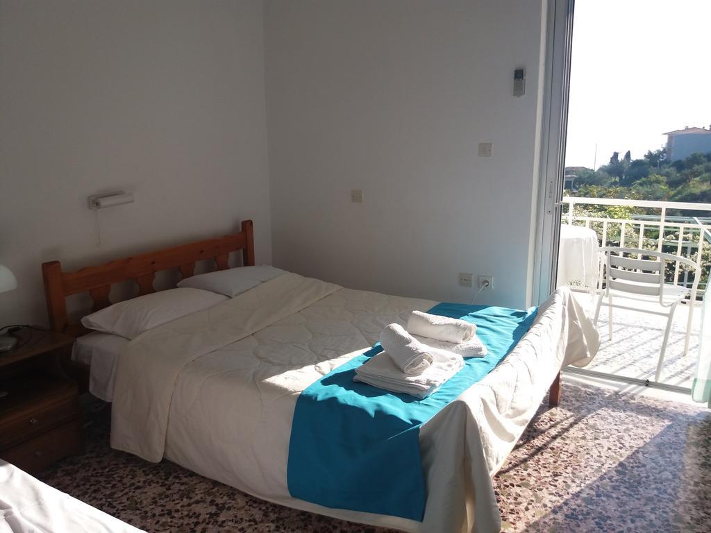 Manoleas Rooms To Let เลโอนีดีออน ภายนอก รูปภาพ