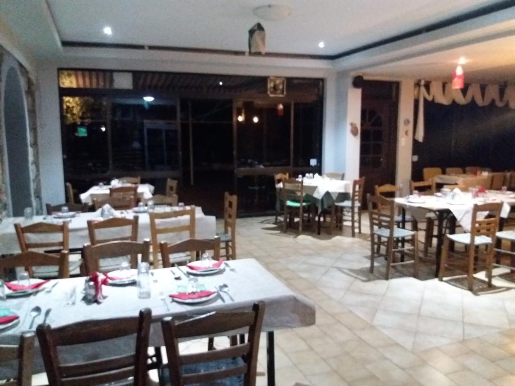 Manoleas Rooms To Let เลโอนีดีออน ภายนอก รูปภาพ